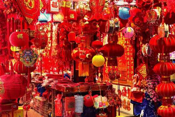 Ornaments and hanging decorations sold at a shop in Shanghai, China. (燈籠, 喜慶, 過節, 上海, 對聯, 紅火, 過年, 地攤, 春節)