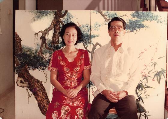 Khim and Her Husband Sitting in Front of the Painted Folding Screen (畫屏) at Home (Jan 1984)